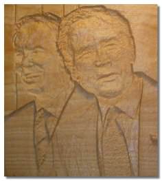 Bush y Blair tallados en madera