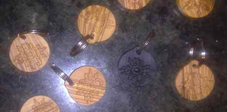 Llaveros con eguzkilore tallados en madera de olivo y ebano
