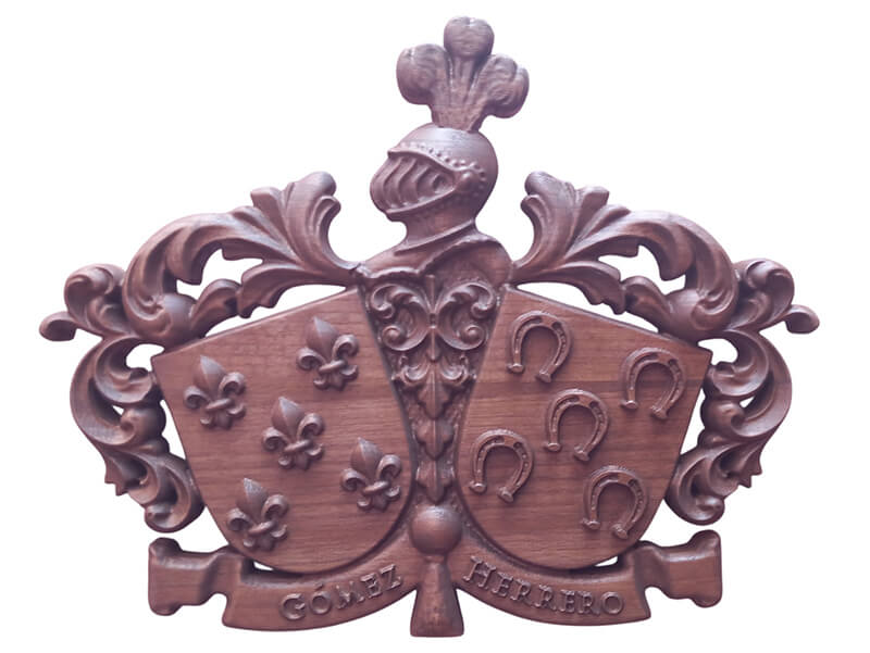 escudo heráldico modelo medieval de dos apellidos tallado en madera de roble
