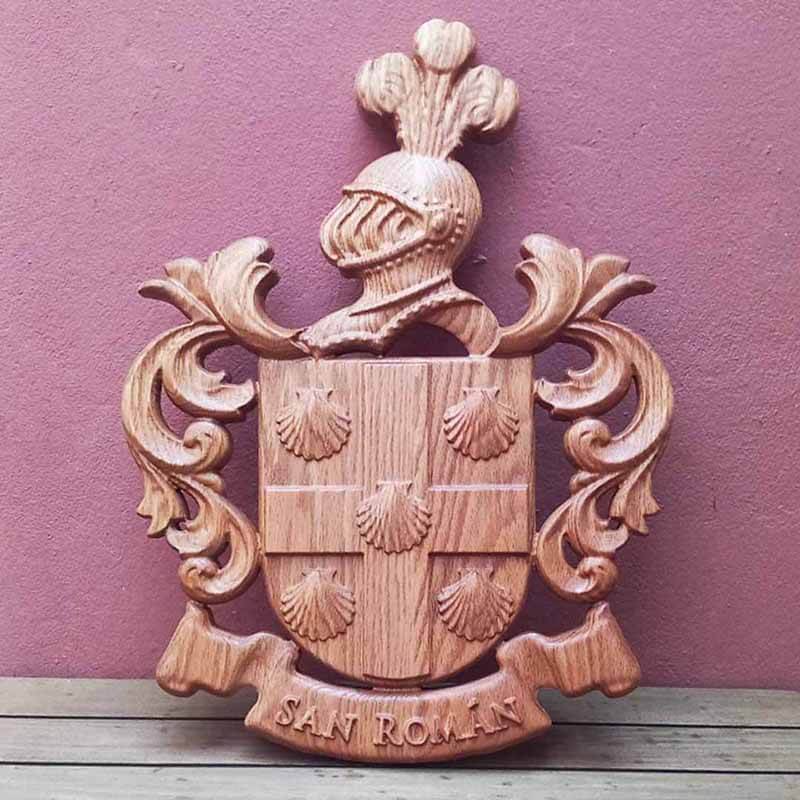 escudo heráldico modelo medieval tallado en madera de roble